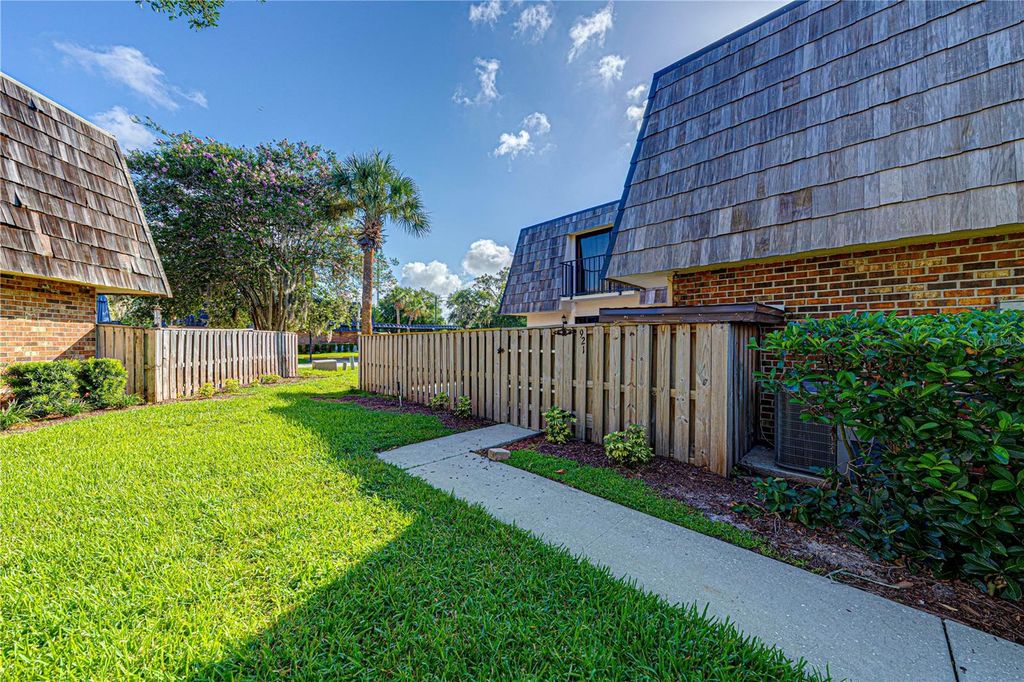 Photo of 921 Royal Oak Boulevard, Leesburg, FL 34748 (MLS # O6422191)