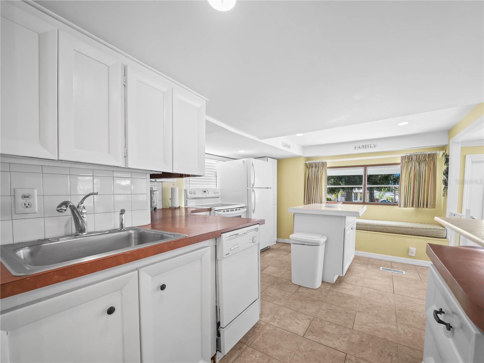 SADDLEBAG LAKE - Residential