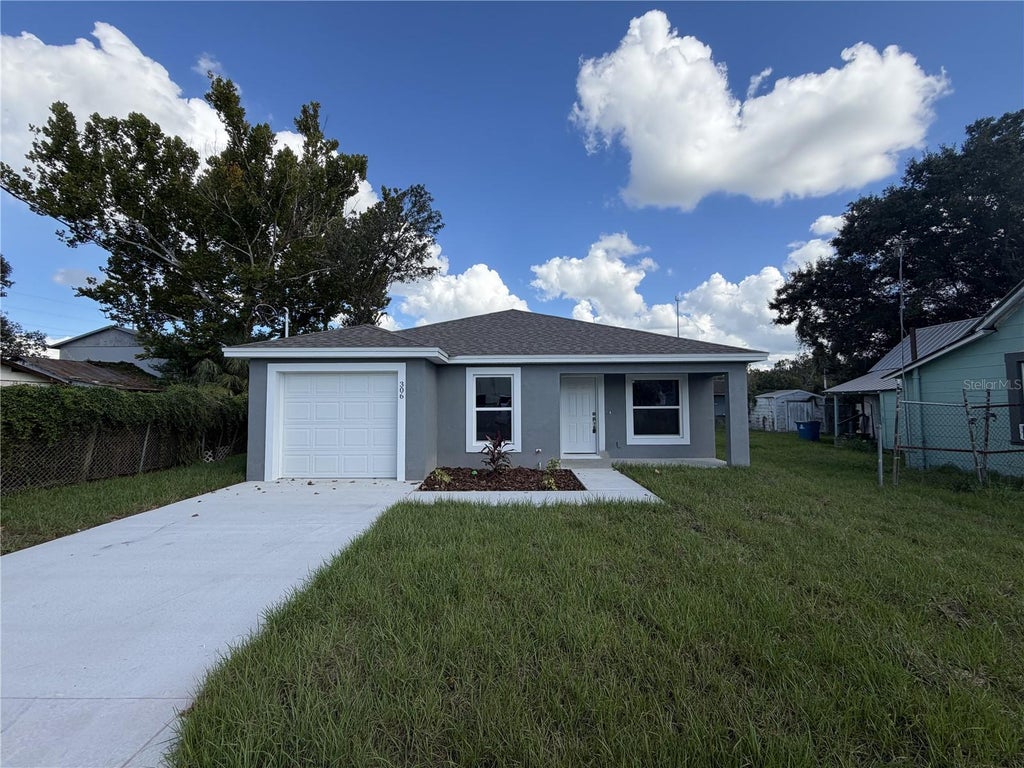 Photo of 306 SW 1st Ave, Mulberry, FL 33860 (MLS # P4940222)