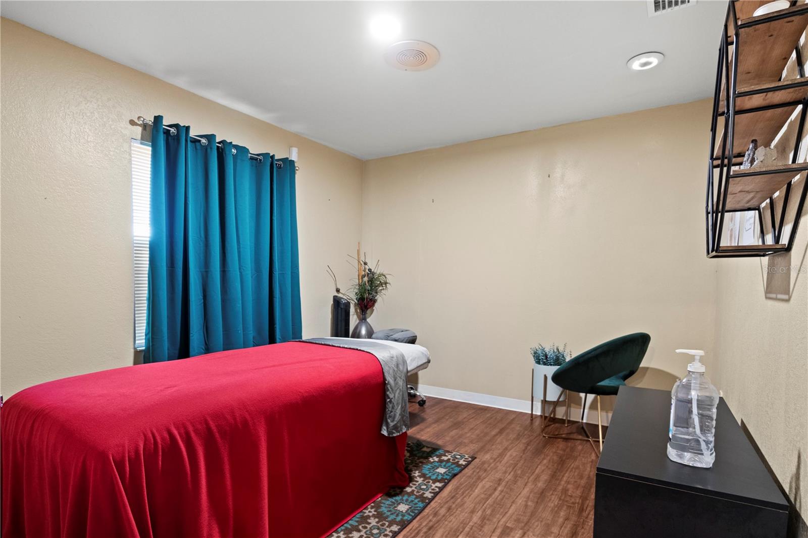 LAMBRECHTS REP - Commercial Sale