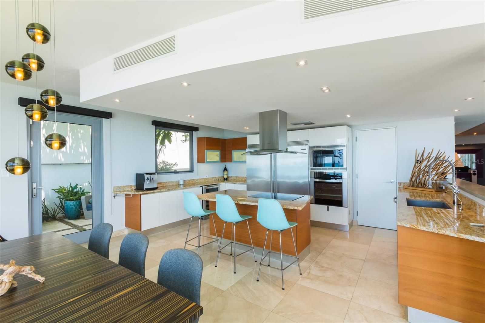 AZURE BEACH - Residential