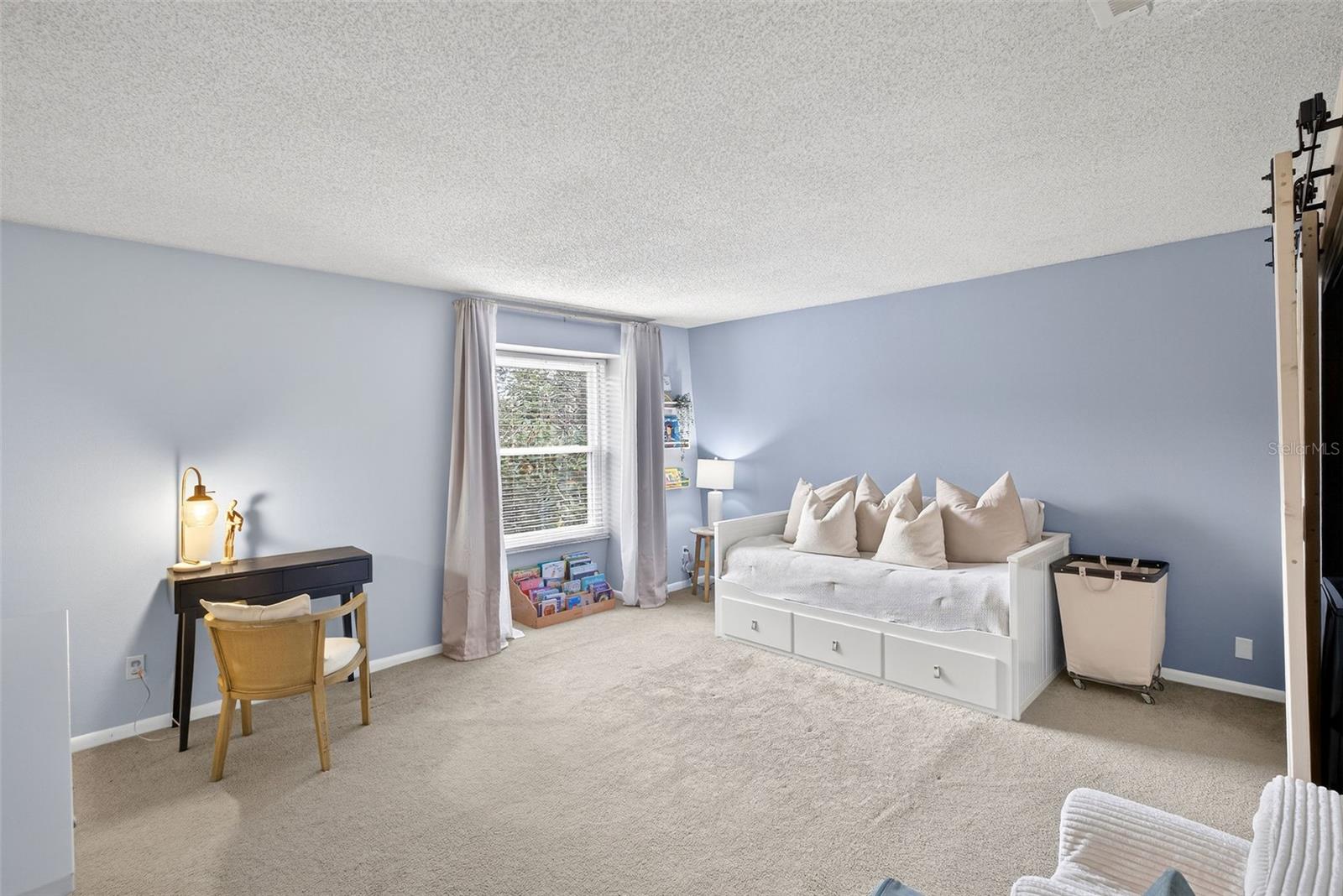 FOUR SEASONS CONDO - Residential