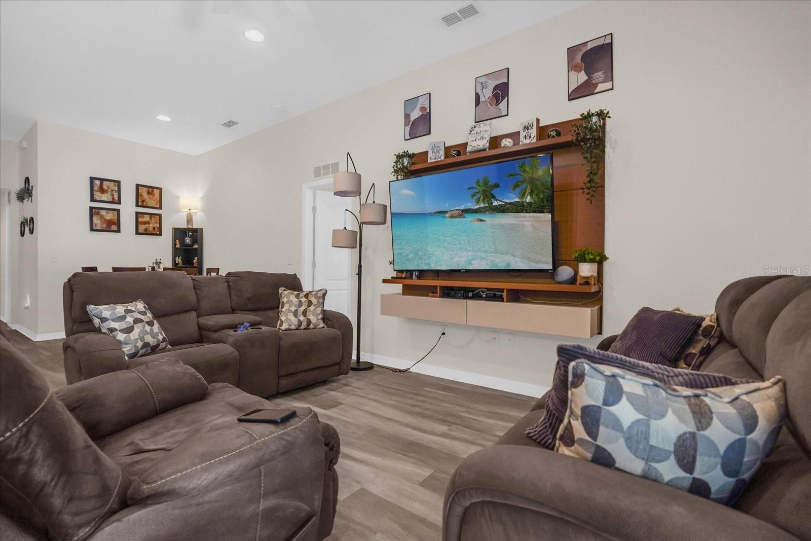 SANCTUARY BY THE LAKE PH 2 - Residential