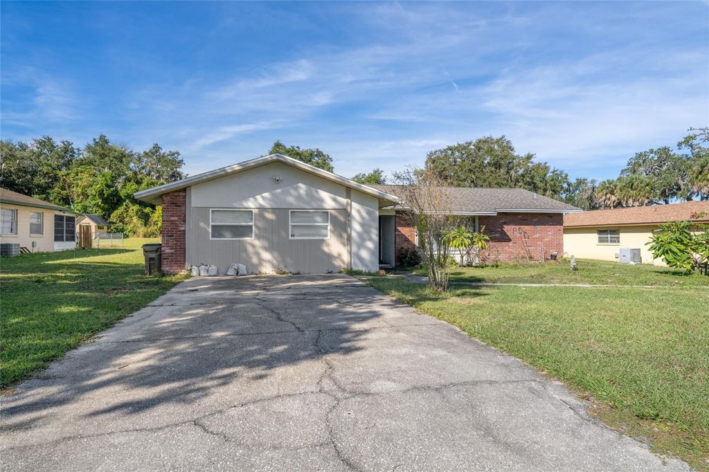 Photo of 203 Bentbough Drive, Leesburg, FL 34748 (MLS # G5104445)