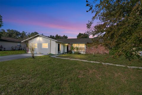 Photo of 203 Bentbough Drive, Leesburg, FL 34748 (MLS # G5104445)