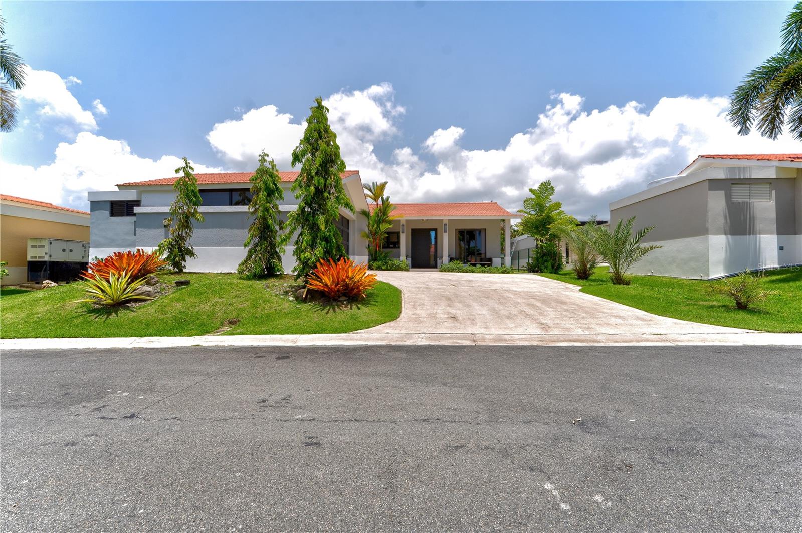 Villa Carbia – Fully Renovated with Exceptional Features
This move-in-ready home offers an open floor plan with 4 bedrooms and 3 bathrooms. Enjoy a private pool, jacuzzi, solar panels, diesel generator, solar water heater, water cistern, and a covered garage for two cars. Ideally located by the first roundabout, just steps from TASIS School, the new La Pérgola restaurant, and the recently renovated gym.