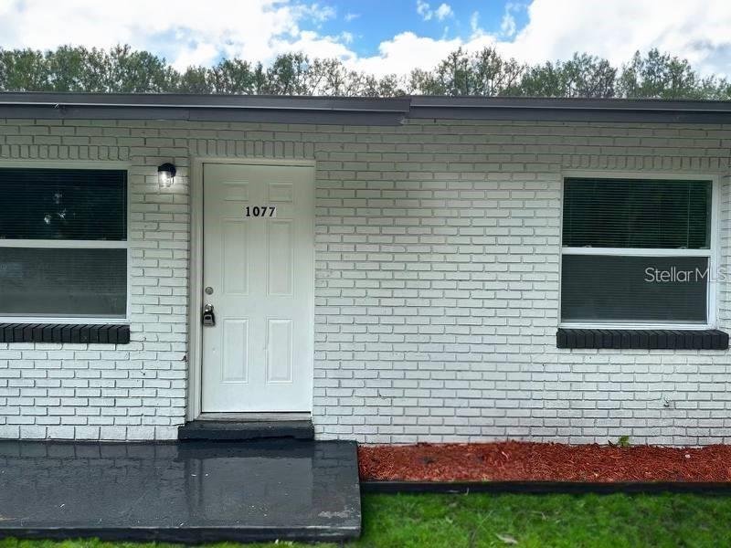 AWESOME CONTEMPORARY HOUSE WITH AN AMAZING KITCHEN, VINYL IN ALL HOUSE, APPLIANCES INCLUDED. YOU GOT TO COME AND SEE IT TODAY.