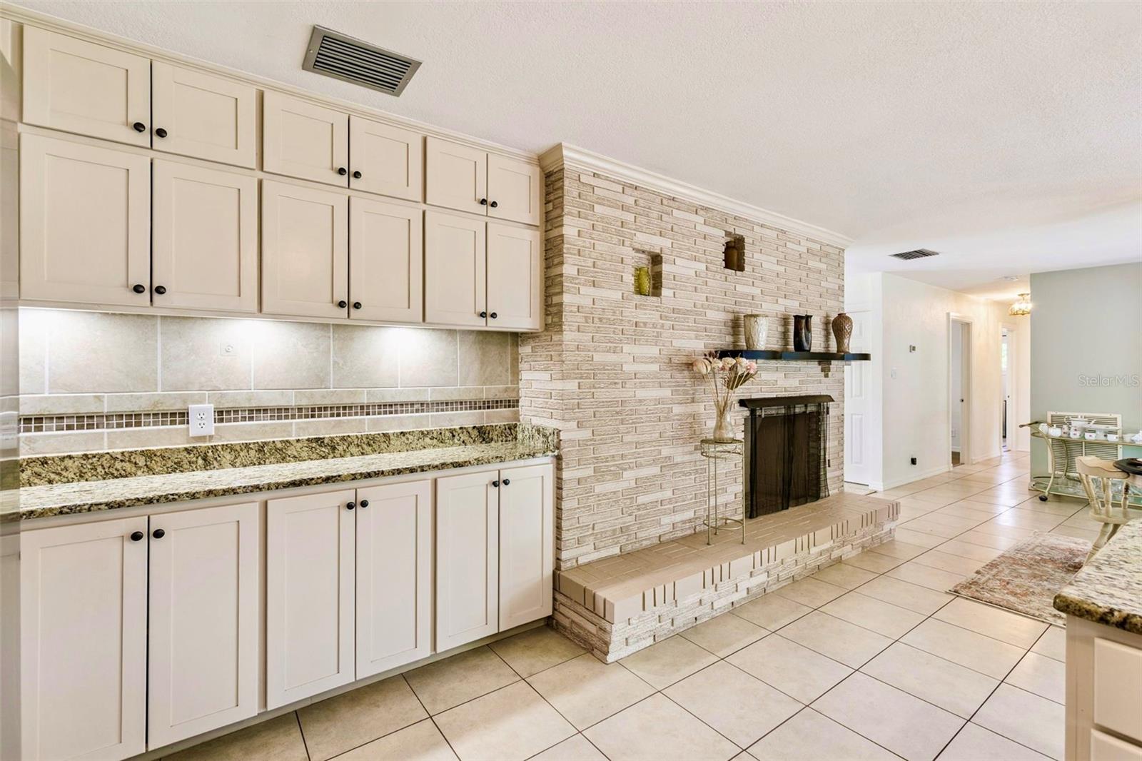 LAKE HARNEY ACRETTES - Residential