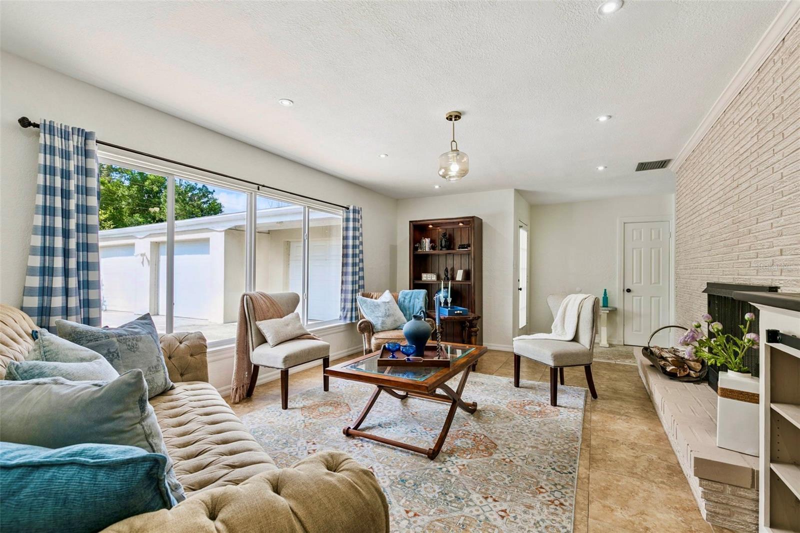 LAKE HARNEY ACRETTES - Residential