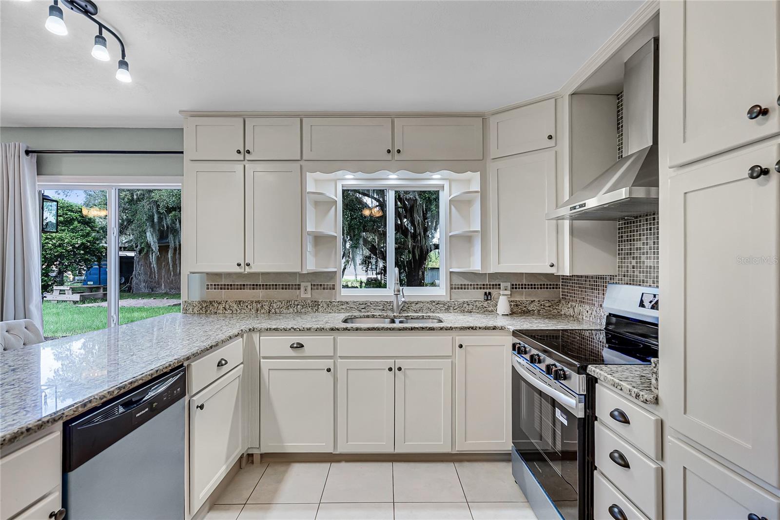 LAKE HARNEY ACRETTES - Residential