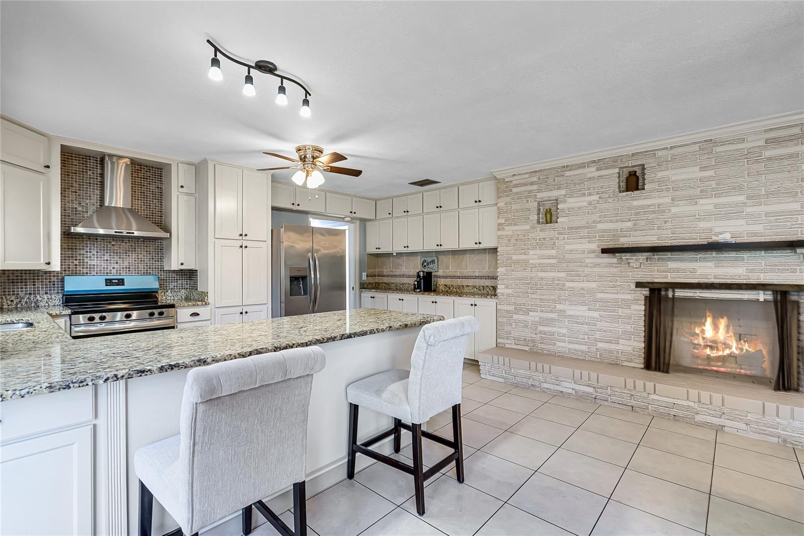 LAKE HARNEY ACRETTES - Residential