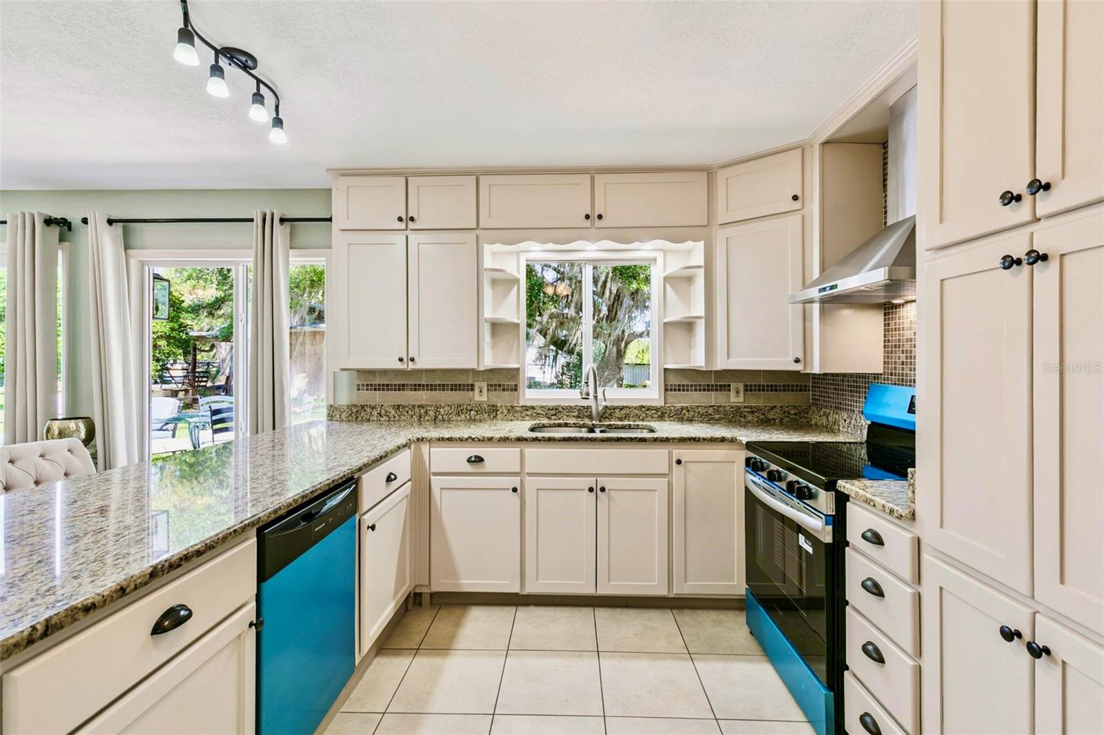 LAKE HARNEY ACRETTES - Residential