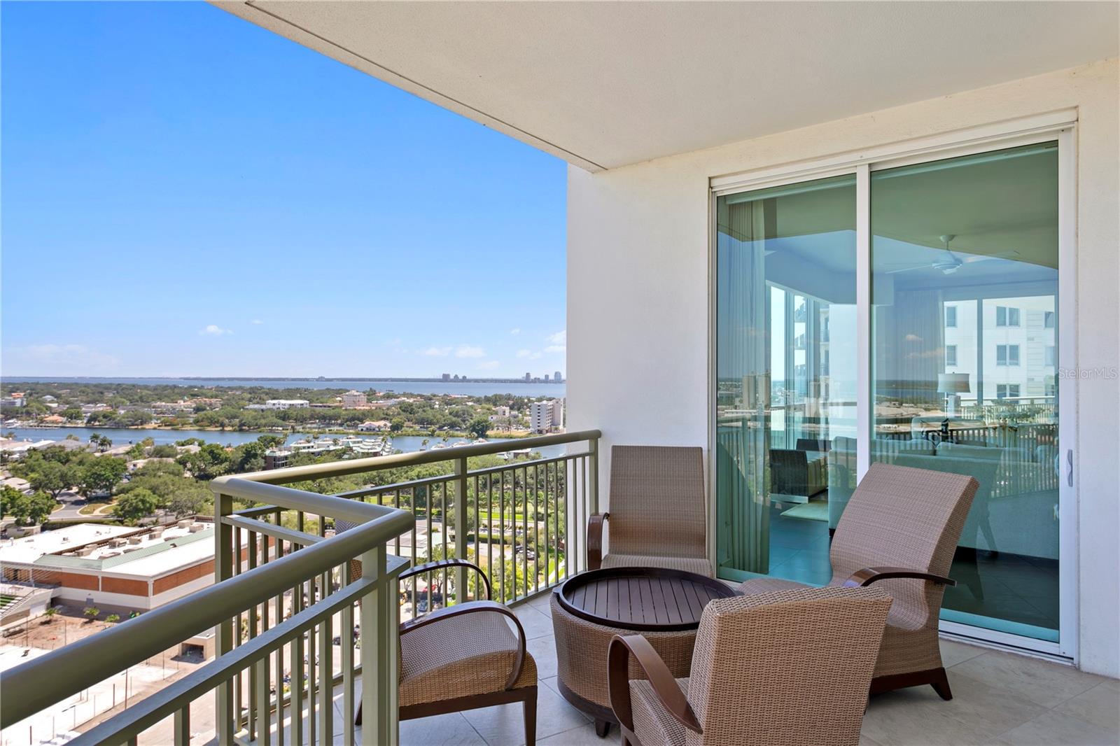 THE PLAZA HARBOUR ISLAND A CON - Residential