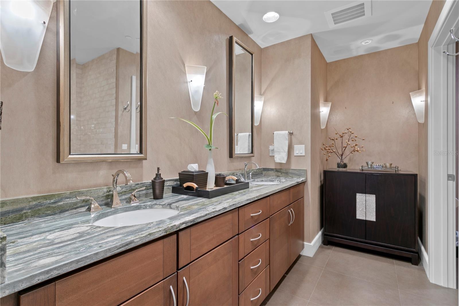 THE PLAZA HARBOUR ISLAND A CON - Residential