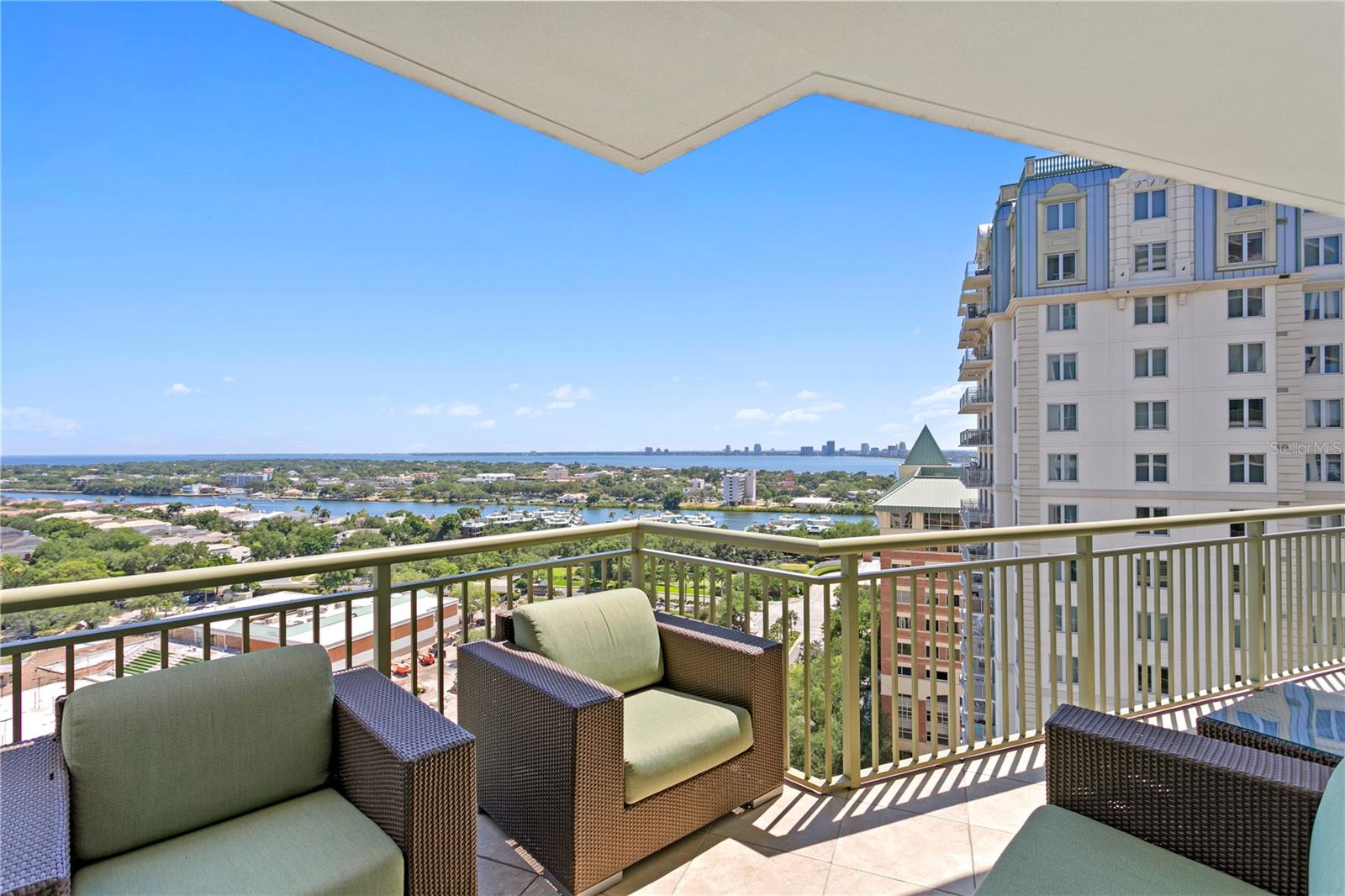 THE PLAZA HARBOUR ISLAND A CON - Residential