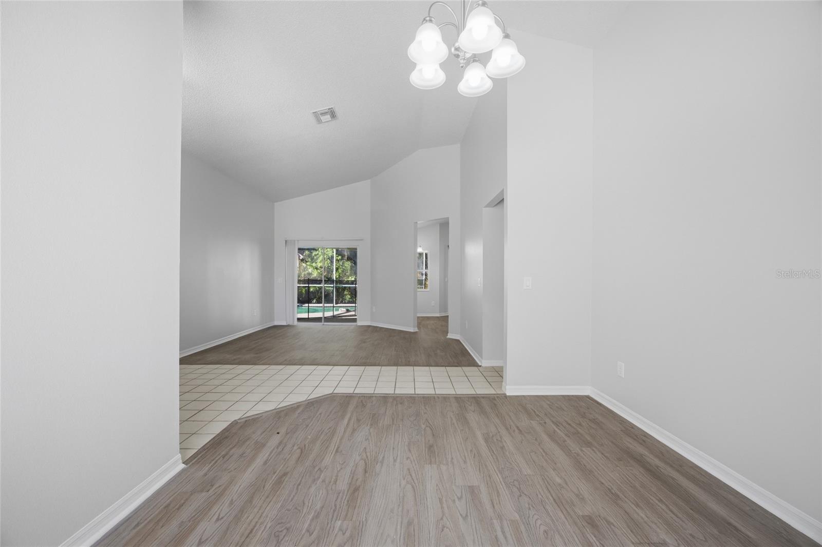 812 CRESTRIDGE DRIVE