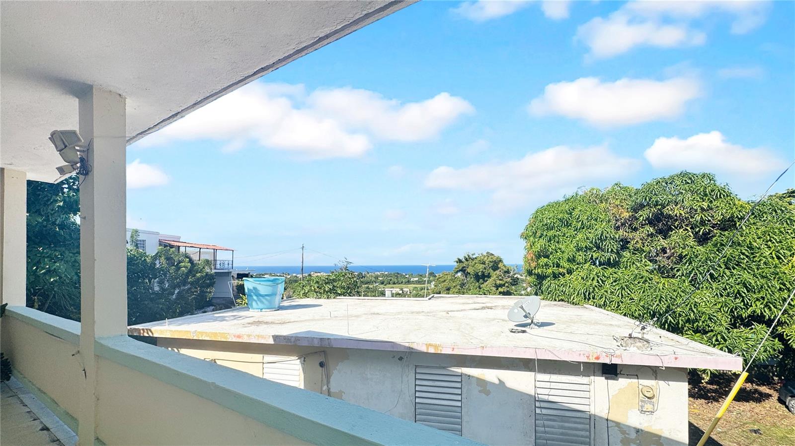 This charming 3 bed, 2 bath single-family residence in Puente Ward, Camuy, PR offers breathtaking ocean views from its spacious balcony. Situated on a 1,084 square meter lot, this home provides ample space and privacy. Enjoy the tranquility of island living while being conveniently located near local amenities. Sold as-is and not subject to appraisal, this is your chance to own a slice of paradise!