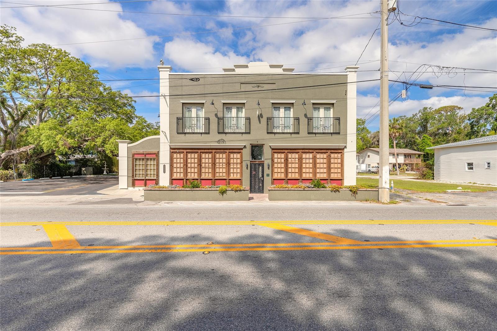 1112 RIVERSIDE DRIVE