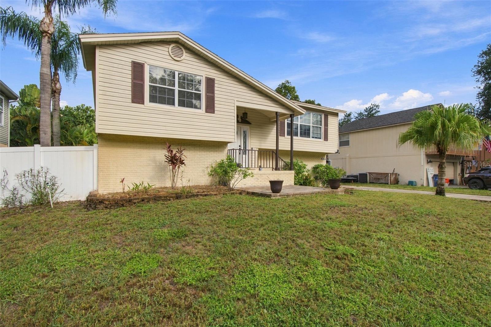 915 LYNNLEA LANE