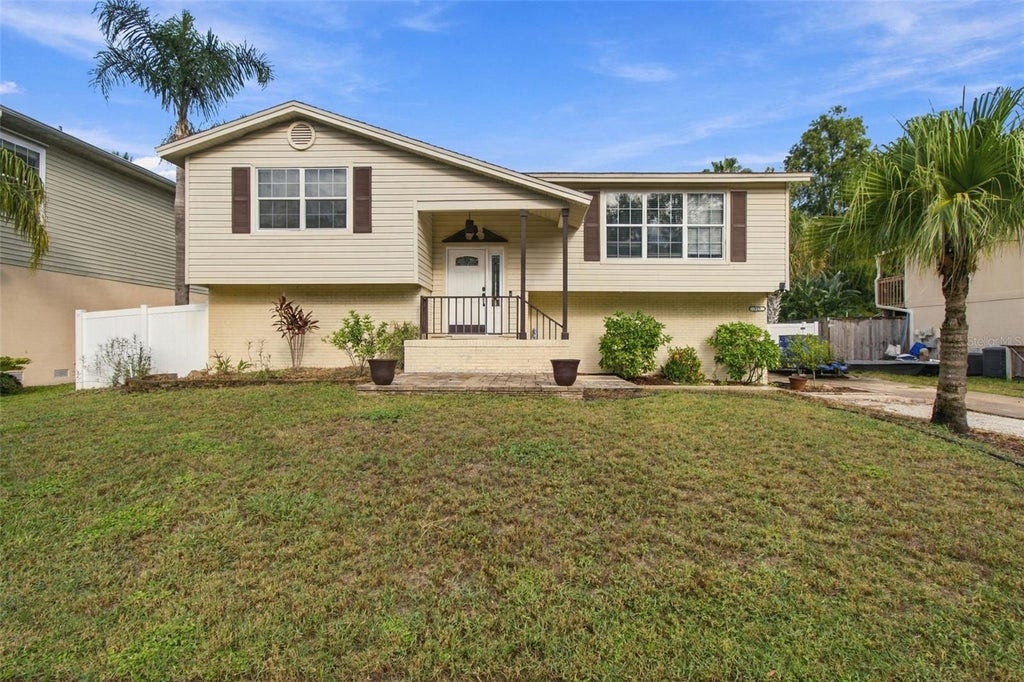 Photo of 915 Lynnlea Lane, Tarpon Springs, FL 34689 (MLS # TB8553256)