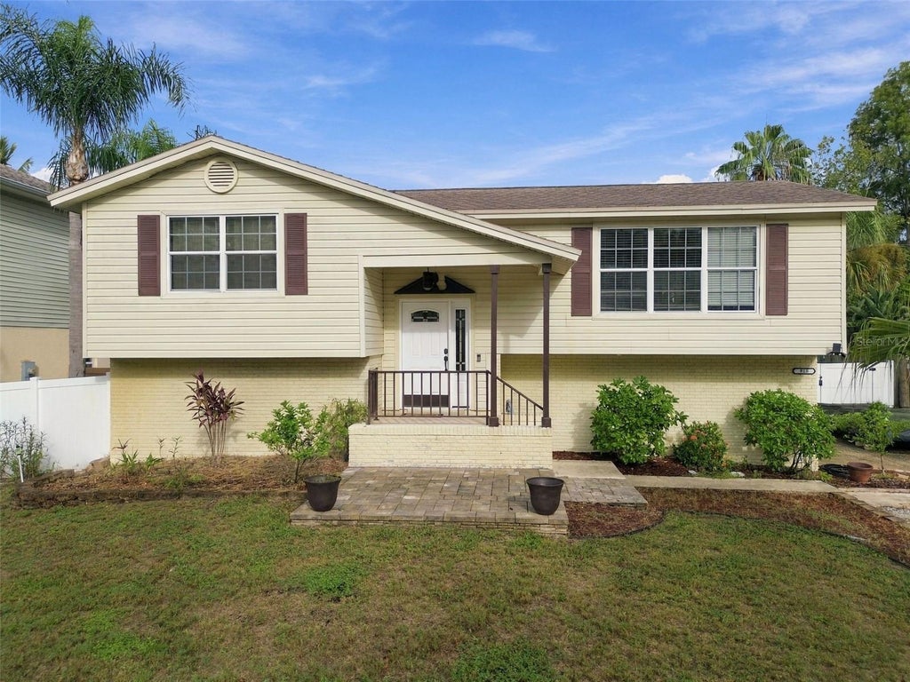 Photo of 915 Lynnlea Lane, Tarpon Springs, FL 34689 (MLS # TB8553256)