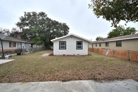 A home in PALMETTO