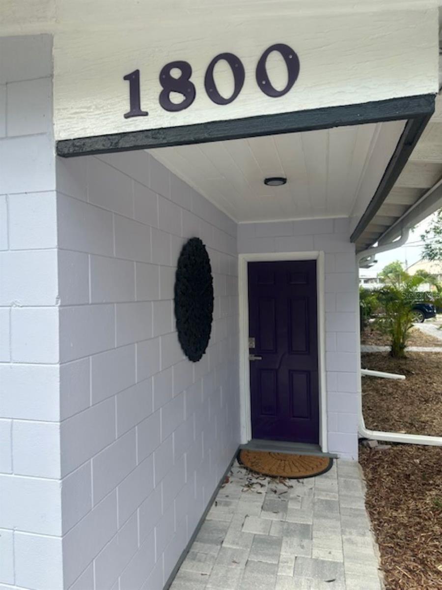 CLEAN, CLEAN & Completely Renovated DOWNTOWN ORLANDO !!! This 1/1 unit is located blocks away from 3 Major Hospital Campuses, the Business Core of Downtown Orlando, Shopping, Tasty Trendy Restaurants, Downtown Night Life, I4, and the EW Expressway. This 1 Bedroom 1 bathroom apartment is half of a duplex. Private Fenced Backyard. SUPER, SUPER !!! OFFERED UNFURNISHED, including a Washer and Dryer, WOW. Off-Road Parking Space. GREAT DOWNTOWN ORLANDO LOCATION.
