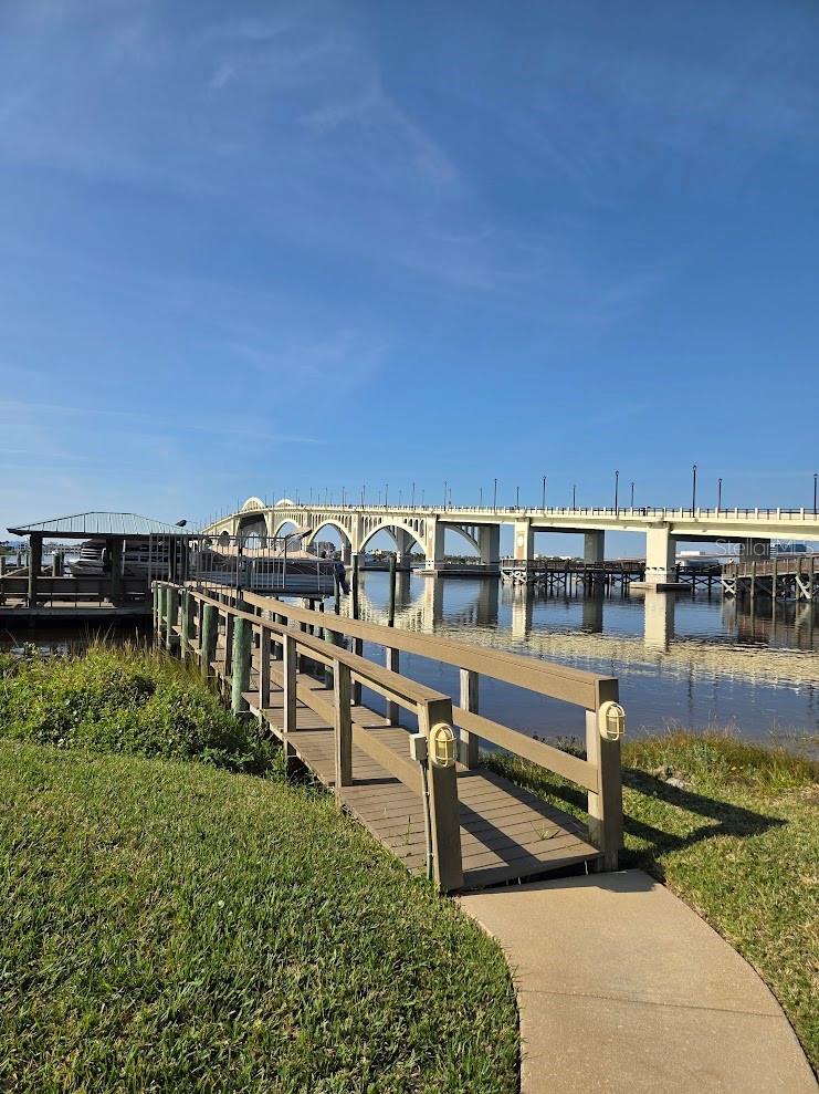 RIVER PLACE 01 HUNDRED CONDO - Residential