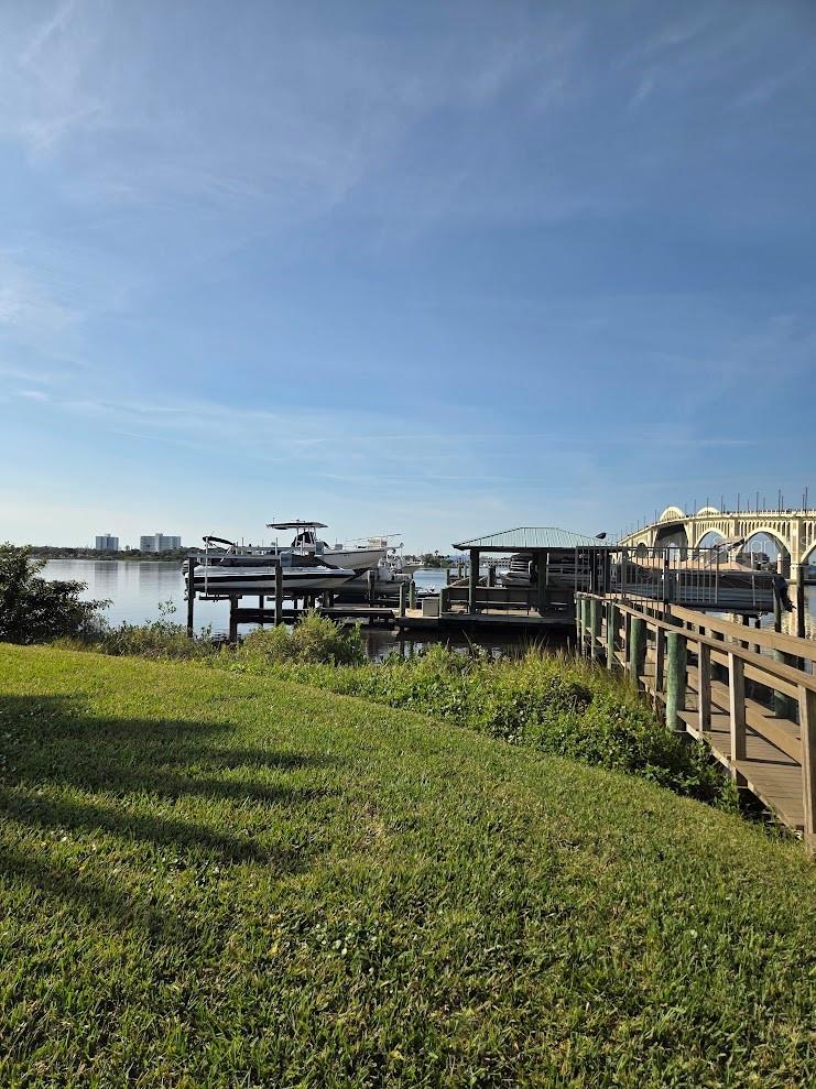 RIVER PLACE 01 HUNDRED CONDO - Residential