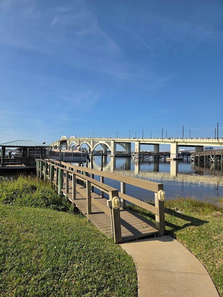 RIVER PLACE 01 HUNDRED CONDO - Residential