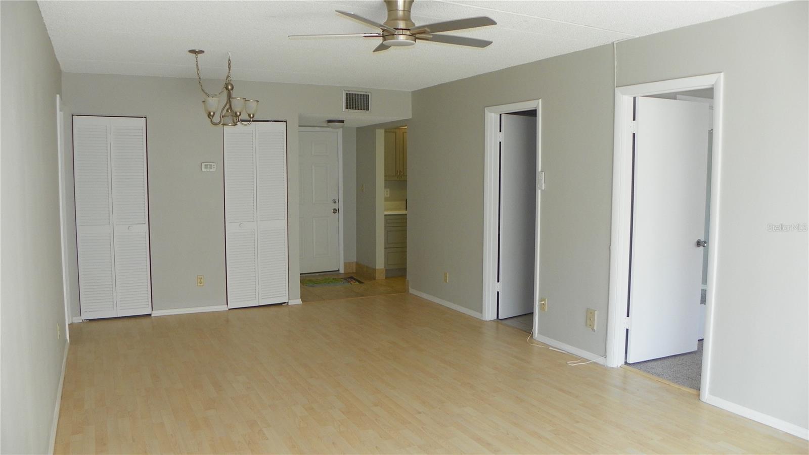 RIVER PLACE 01 HUNDRED CONDO - Residential