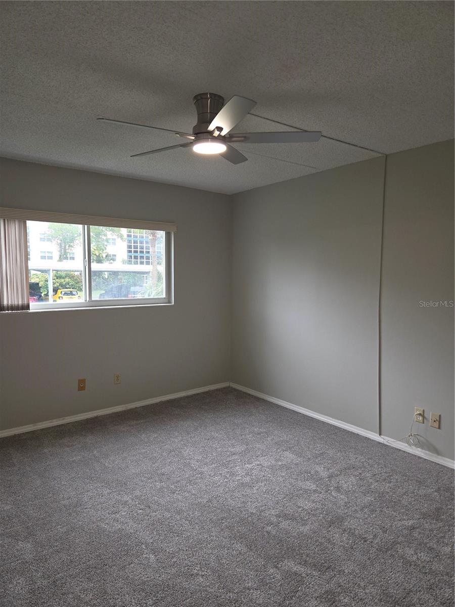 RIVER PLACE 01 HUNDRED CONDO - Residential