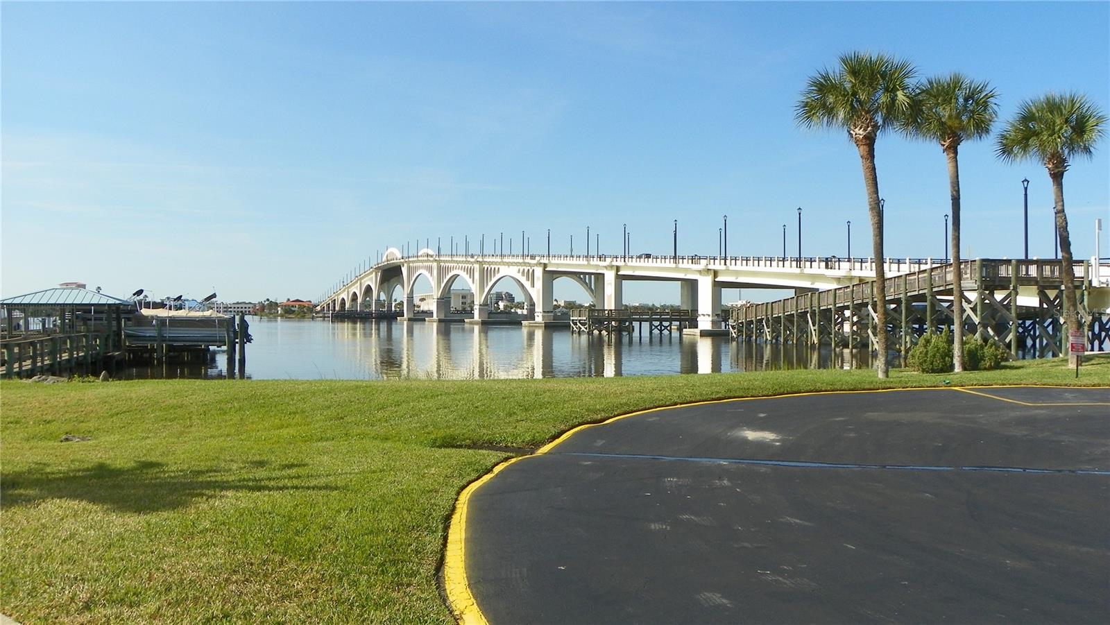 RIVER PLACE 01 HUNDRED CONDO - Residential