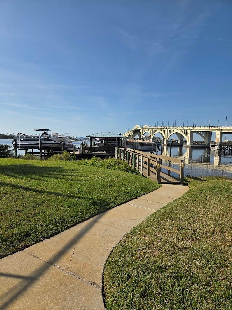 RIVER PLACE 01 HUNDRED CONDO - Residential