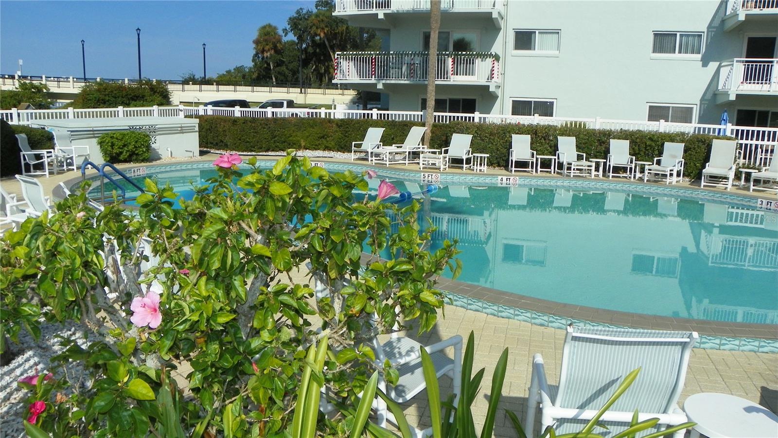 RIVER PLACE 01 HUNDRED CONDO - Residential