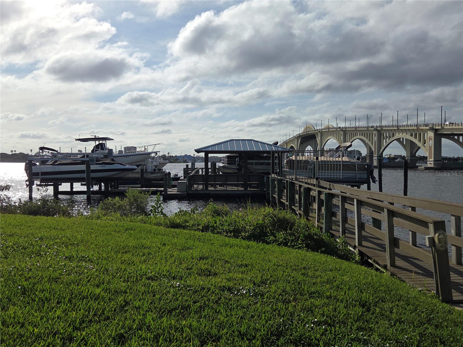 RIVER PLACE 01 HUNDRED CONDO - Residential