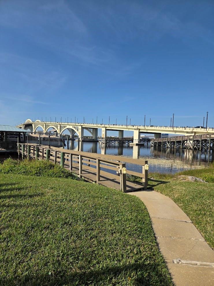 RIVER PLACE 01 HUNDRED CONDO - Residential