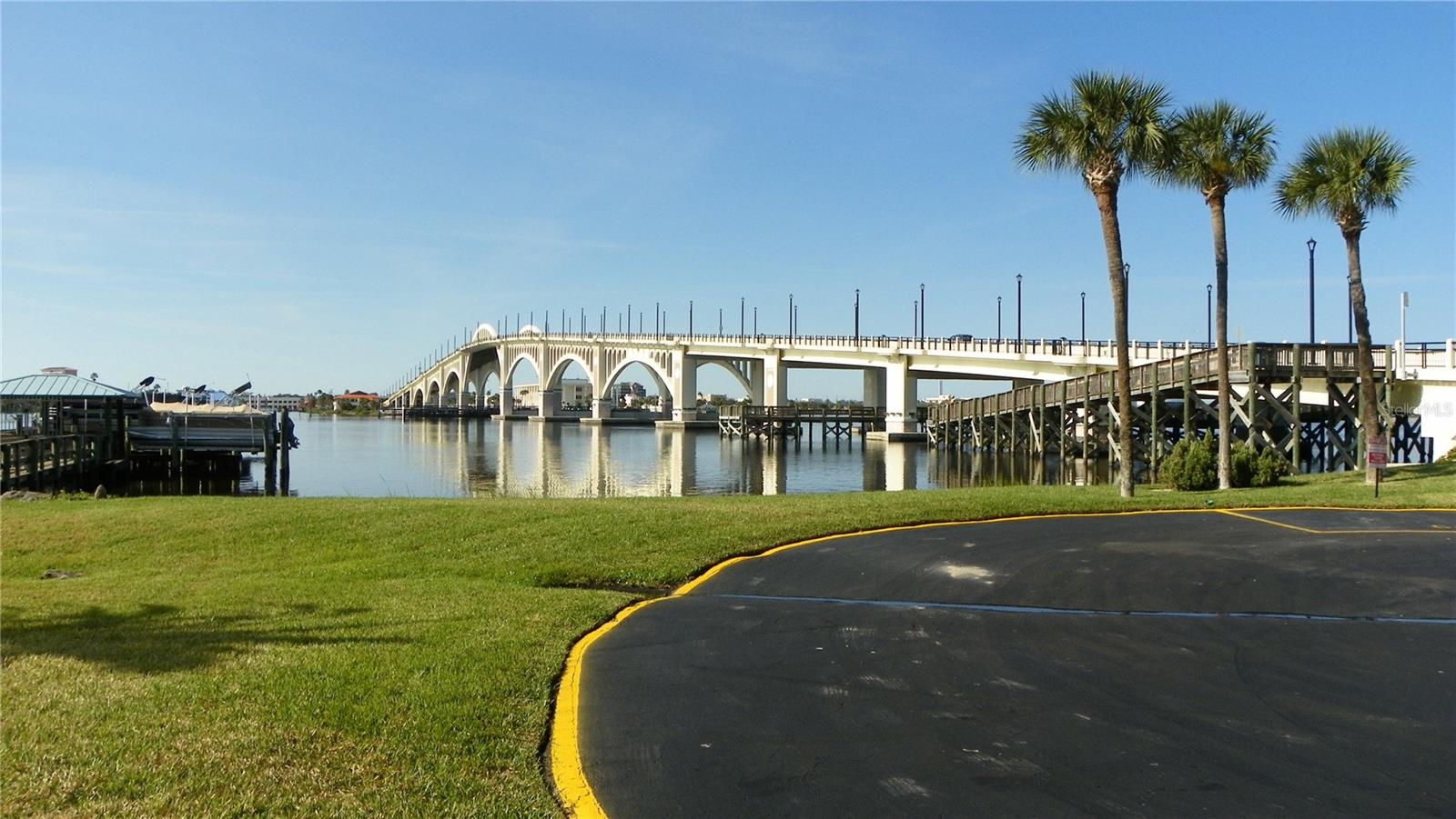 RIVER PLACE 01 HUNDRED CONDO - Residential