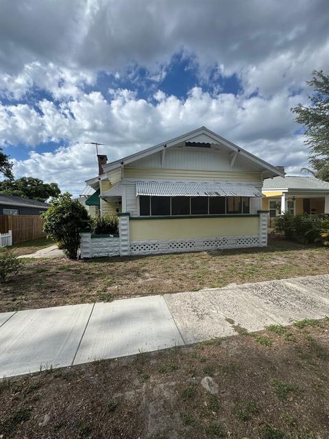 Photo of 851 25th Avenue N, St Petersburg, FL 33704 (MLS # J1002381)
