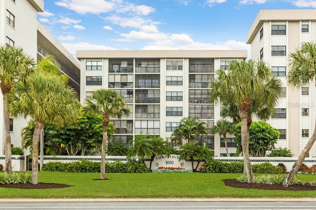 LIDO TOWERS!!! Highly sought after FOURTH Floor 1 bedroom 1 1/2 bath condo in Lido Towers. Secure Building with Lido Beach Access. Enjoy the Beautiful Sunsets from the Sparkling Sandy Beach Across the Street. Lido Towers features a Heated Pool and Jacuzzi, BBQ on the Patio, Sauna, Clubhouse, Laundry Room on Each Floor, Guest Parking, and a Secure, Gated Building. Kayaking available one block away. Walk to Famous St. Armands Circle to Dine at the wonderful Restaurants or Shop in the Boutiques. Downtown Sarasota just a short drive away.
Condo available November 2024 - $2975 plus tax
