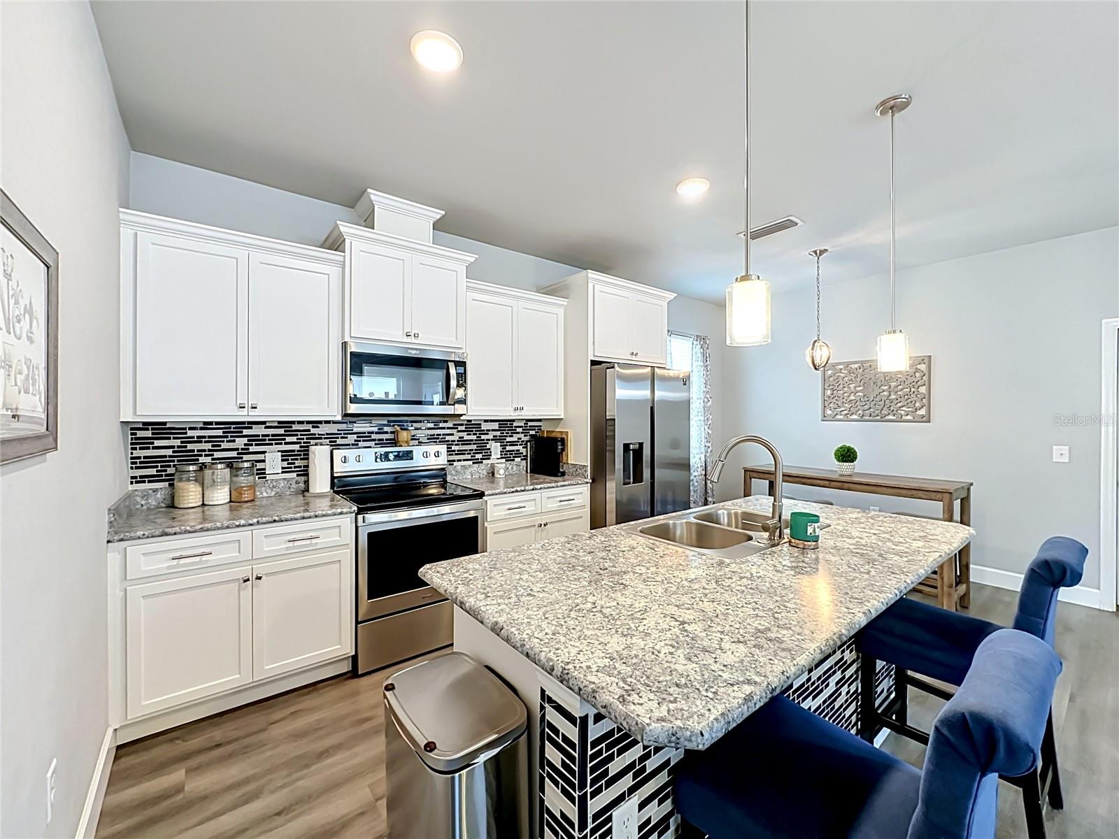 COUNTRY WAY - Residential