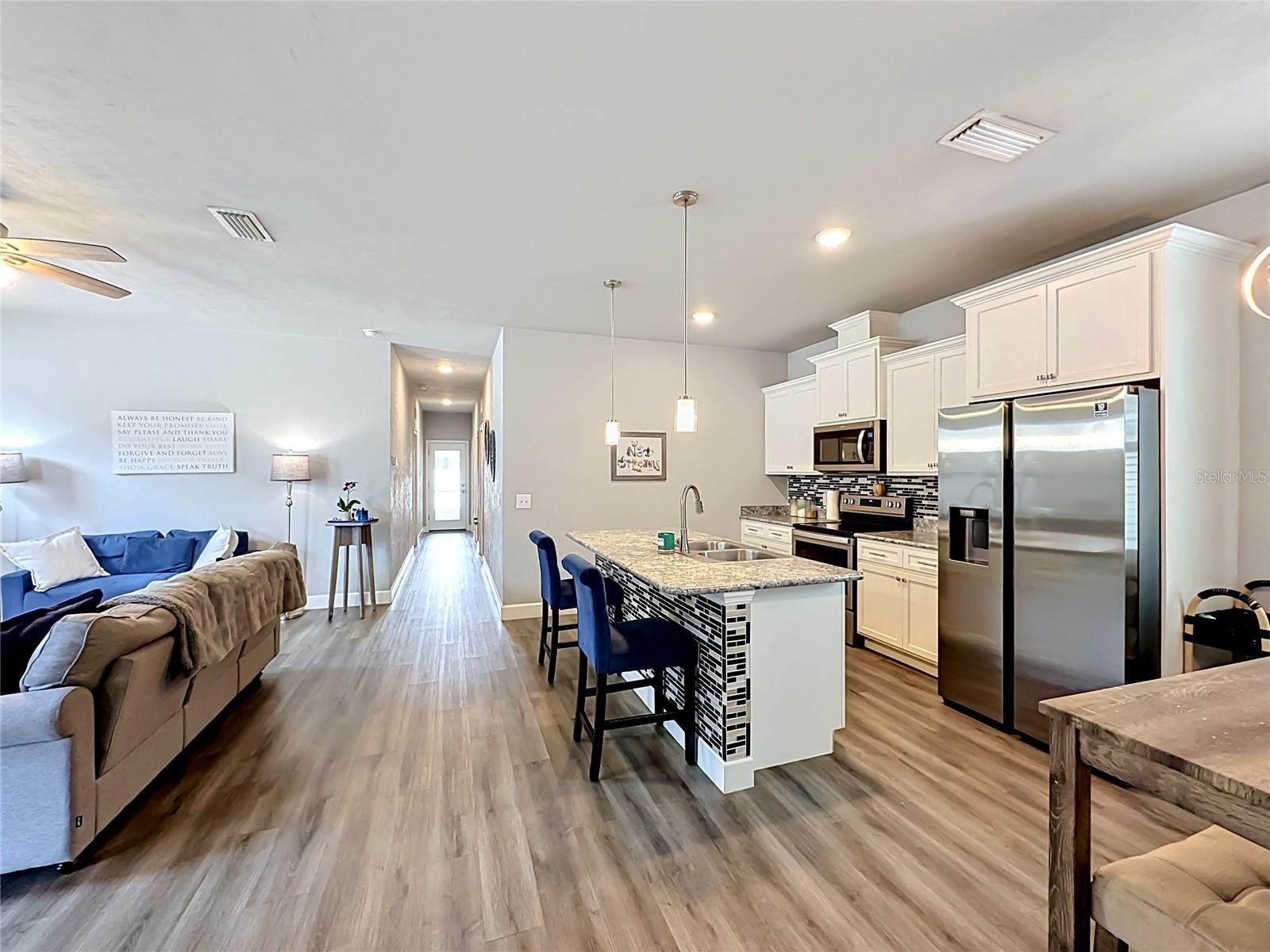 COUNTRY WAY - Residential