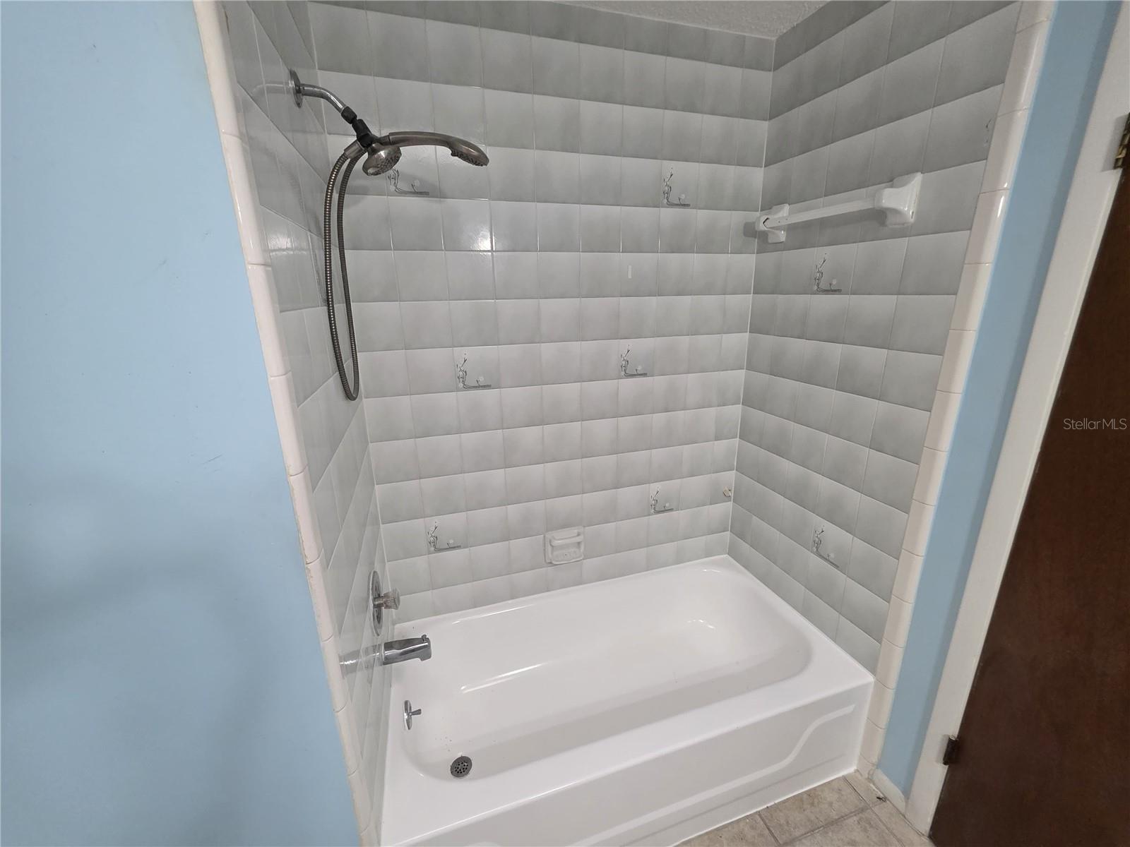 BENTONS GARDEN COVE - Residential