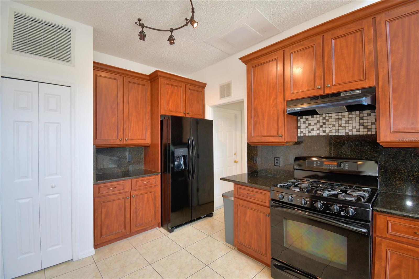 DAHLIA RESERVE AT CRESCENT LAKES - Residential Lease