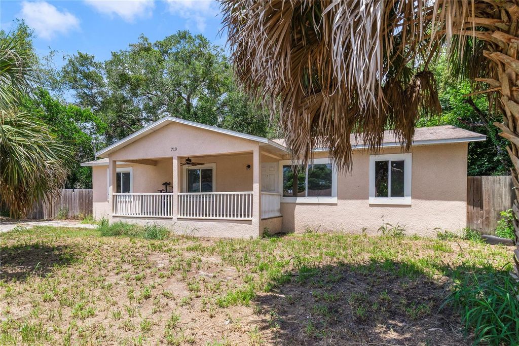 Photo of 710 W Alfred Street, Tavares, FL 32778 (MLS # O6333867)