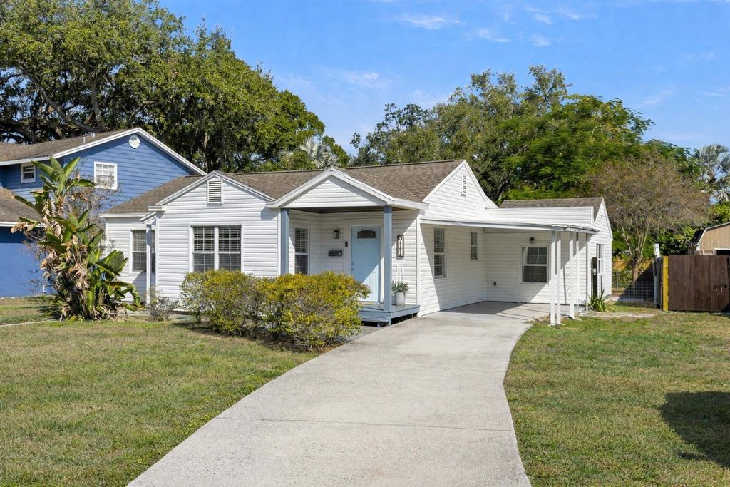 Photo of 911 W Candlewood Avenue, Tampa, FL 33603 (MLS # TB8447870)