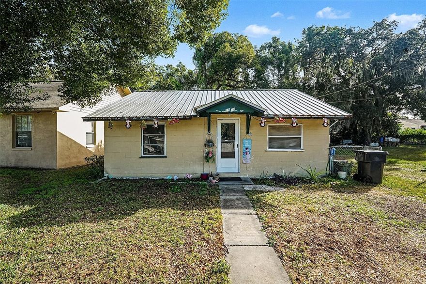 This 798 square foot single family home has 1 bedrooms and 1.0 bathrooms. This home is located at 2518 Elm St, Seffner, FL 33584.