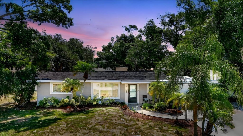 Photo of 4147 Augustine Avenue, Sarasota, FL 34231 (MLS # A4697916)
