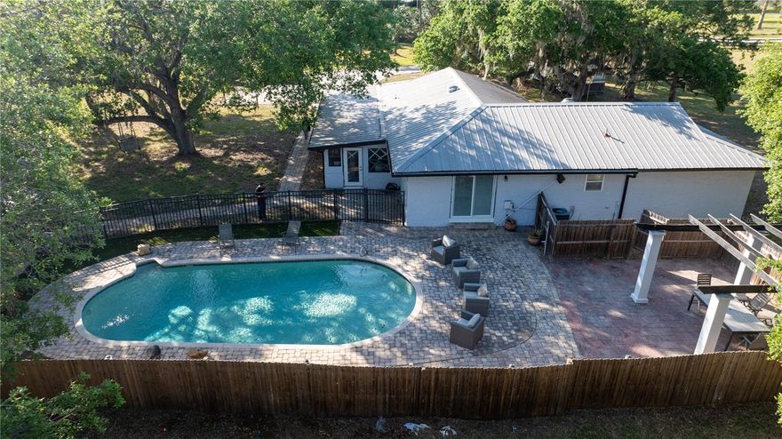 We've reduced the price! Today I present this fabulous property, located in Saint Cloud, very close to Narcoosee Avenue, Lake Nona, Orlando International Airport, and major Florida freeways. If you're looking for a spacious, country home surrounded by nature, yet close to the amenities of St. Cloud, this is the ideal place. This house is mostly renovated and sits on a sprawling 2.62-acre lot, combining the tranquility of the countryside with proximity to all the commercial, educational, financial, and medical services the area offers. The house features four bedrooms, two bathrooms, a living and dining room, a kitchen, a laundry room, a lanai, a pool to enjoy the Florida sun, and two storage rooms. There's also the potential for outdoor activities and even expansion. Call me for more information.