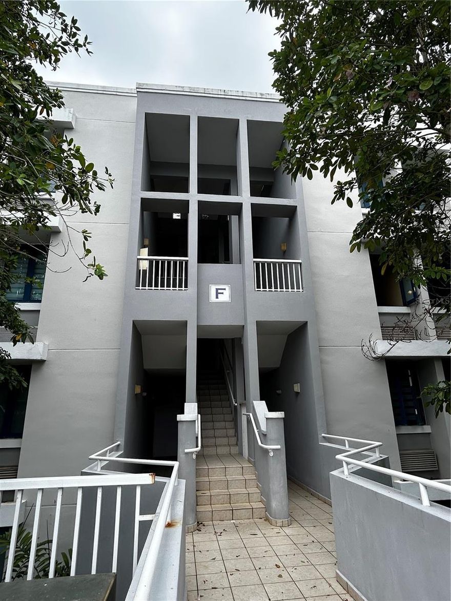 Fully furnished apartment in a second floor. Gated Community 4 mins to Balneario of Cerro Gordo and beside Dorado town with multiple hotels, restaurants and beaches. The apartment is in good condition. 3 bedrooms and 2 full baths. Art on the walls are not included in the price but available for sale. Two parkings. Community has a pool, mailboxes and area for entertainment.